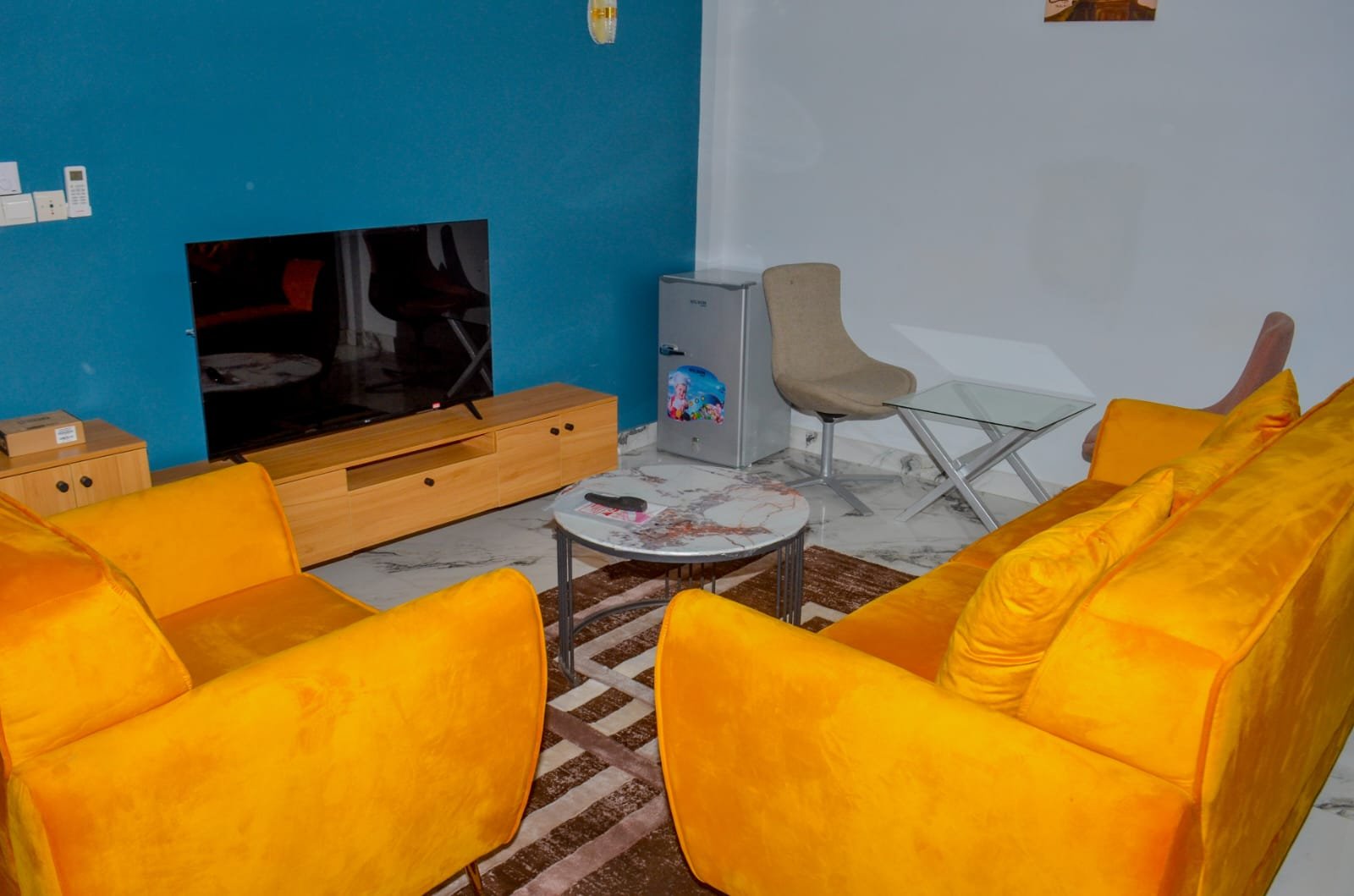 Salon meublé d'un appartement Finangnon House à Abomey-Calavi