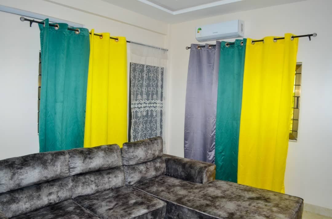 Salon meublé de l'appartement 3 — Finangnon House, Godomey (Abomey-Calavi)